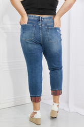 Judy Blue – Gina – Boyfriendjeans in voller Größe mit mittelhohem Bund und Paisley-Patch am Bündchen